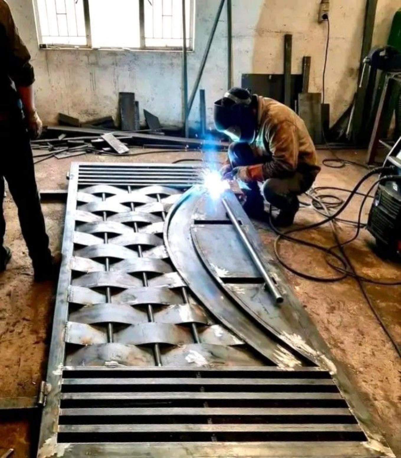 Mobilier avec structure métallique